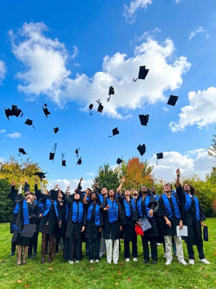 Diplômés de l'EMSCA lançant leurs chapeaux