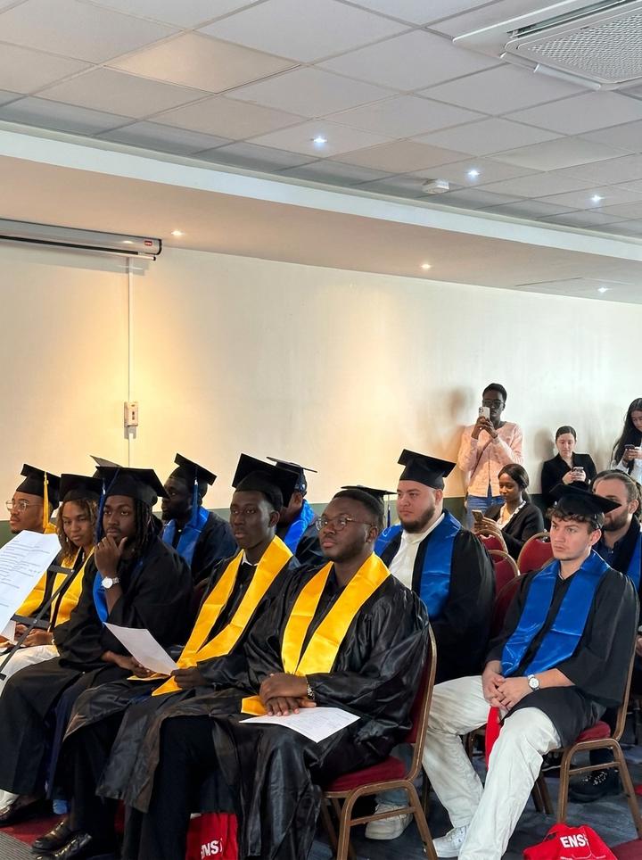 Promotion de diplômés de l'EMSCA en toge