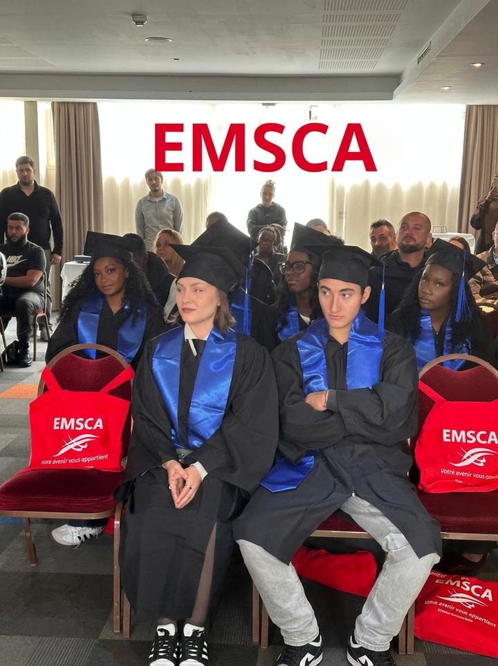 Diplômés de l'EMSCA lors de la cérémonie