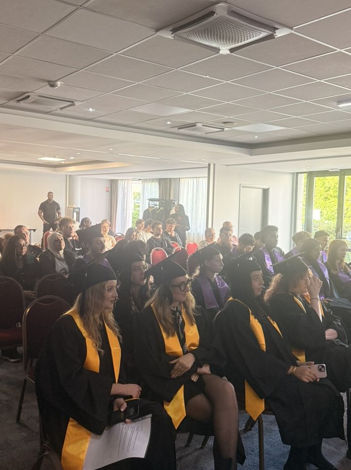 Les diplômés pendant la cérémonie