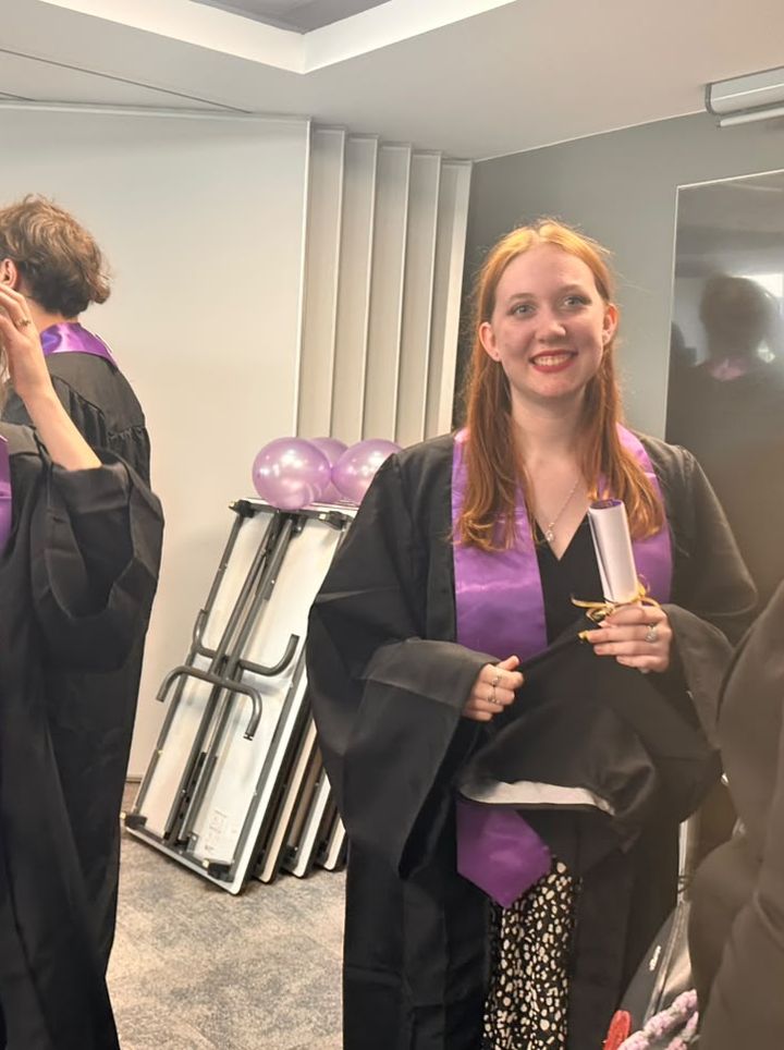 Deux diplômées après la cérémonie
